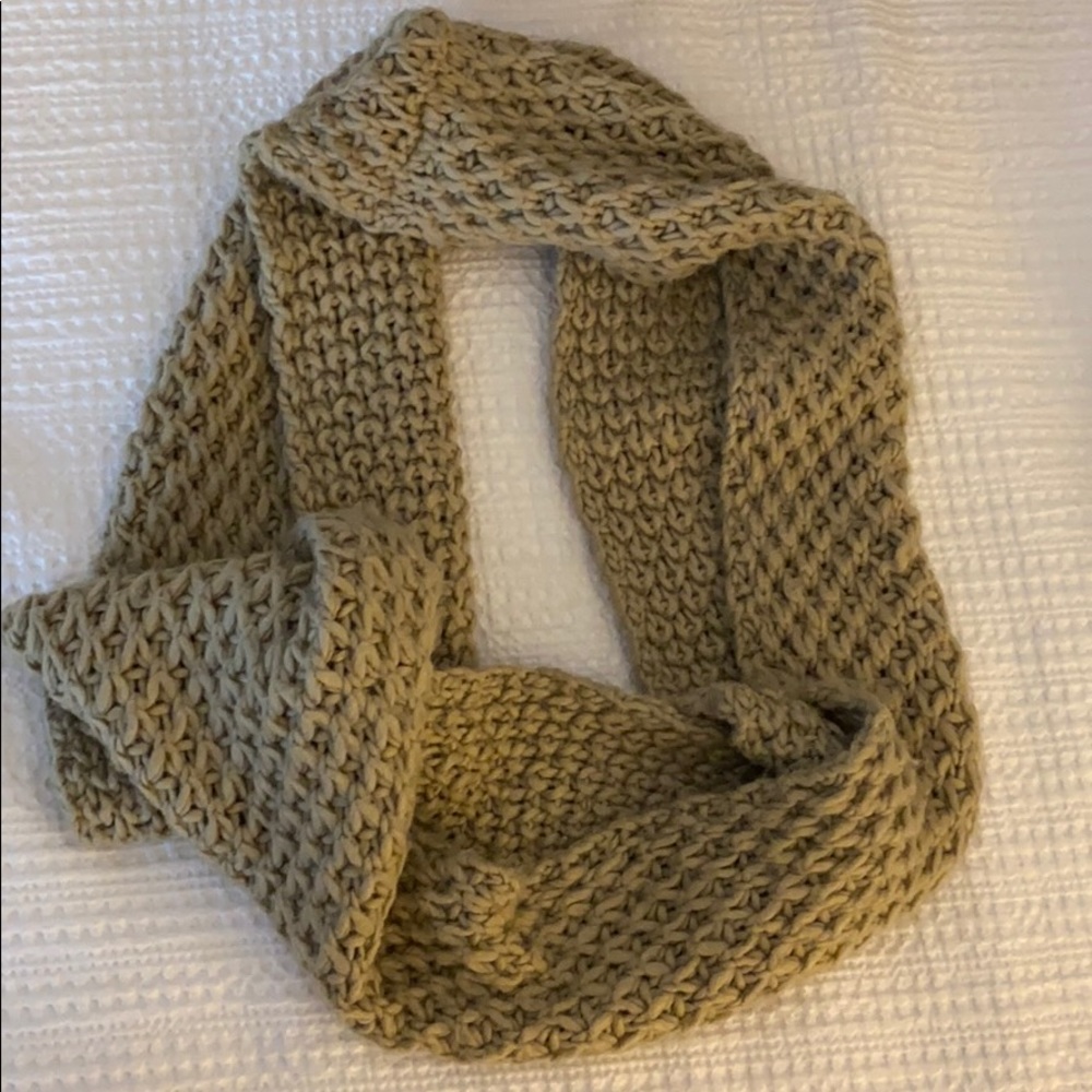 Old Navy tan chunky infinity scarf